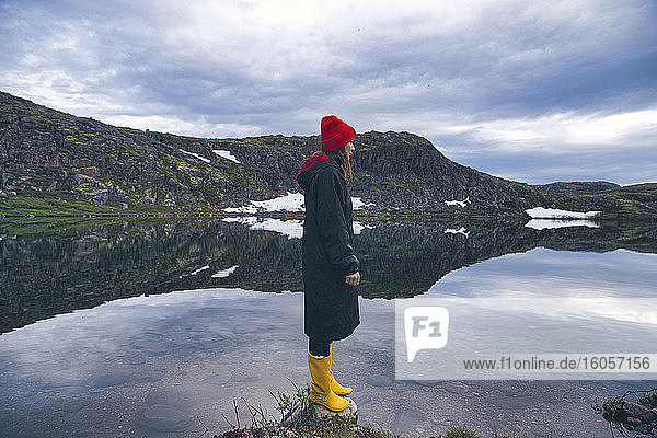 Frau steht auf einem Felsen im See von Teriberka  Gebiet Murmansk  Russland