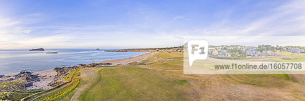 UK  Schottland  North Berwick  Luftpanorama des Golfplatzes vor der Küstenstadt im Sommer