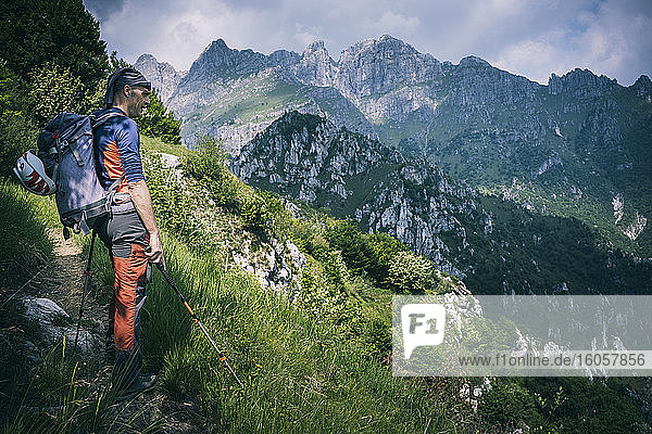 Wanderer steht auf einem Bergpfad und genießt die Aussicht  Orobie  Europäische Alpen  Como  Italien
