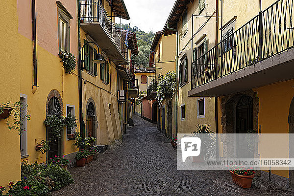 Italien  Lombardei  Monte Isola  Häuser und enge Gasse