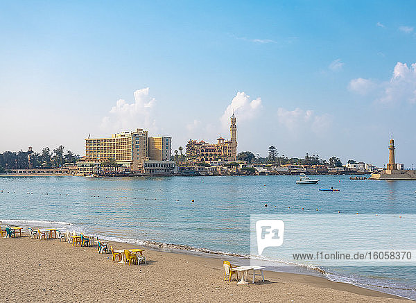 Ägypten  Alexandria  El Montaza Strand mit Palästina Hotel und El Montaza Palast