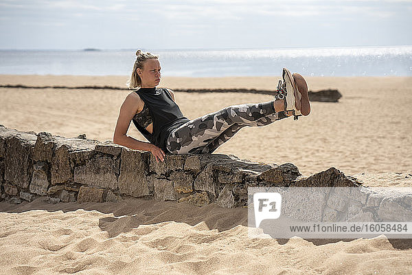 Junge Frau beim Workout am Strand