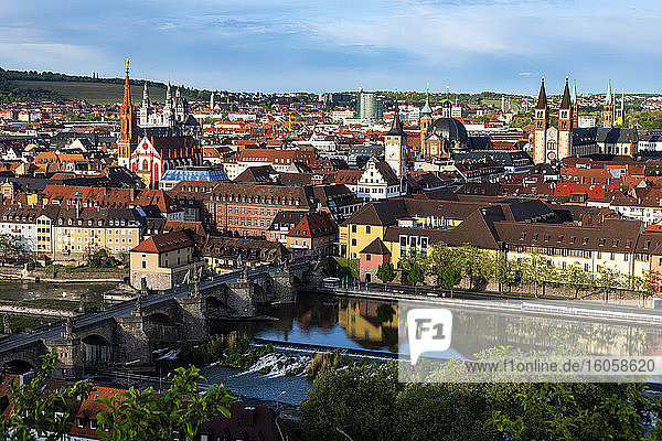 Deutschland  Franken  Bayern  Würzburg  Ansicht der Altstadt mit Alter Mainbrücke am Main