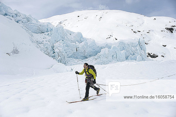 Jeff Benowitz beim Skifahren vor dem Portage Gletscher  Süd-Zentral-Alaska  Winter