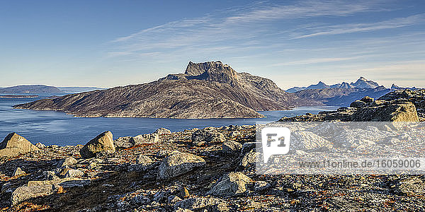 Zerklüftete Landschaft an der Küste Grönlands; Sermersooq  Grönland