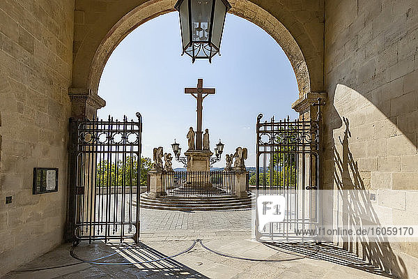 Eingang zur Kathedrale von Avignon durch den Papstpalast; Avignon  Frankreich