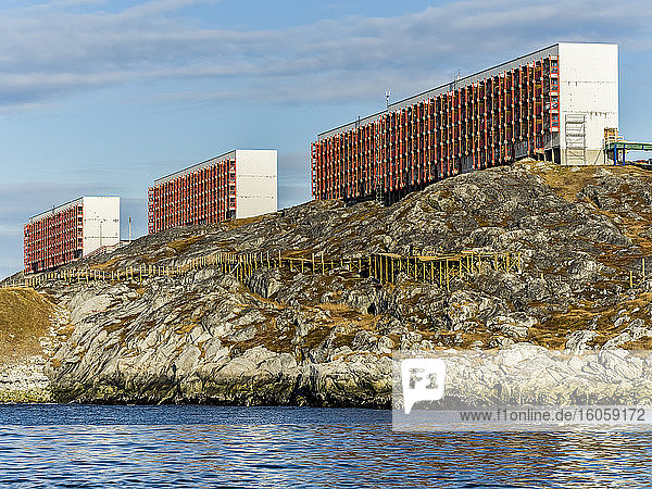 Drei ähnliche Gebäude mit einzigartiger Fassade entlang der Küste; Nuuk  Sermersooq  Grönland