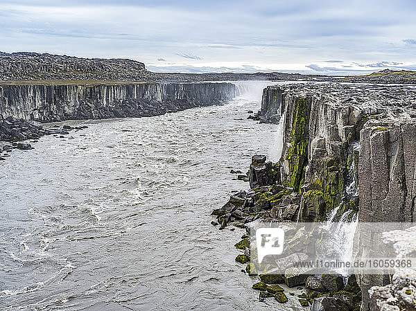 Schroffe Felsklippen entlang des Flusses Jokulsa a Fjollum beim Dettifoss-Wasserfall  der nach dem Rheinfall als der zweitstärkste Wasserfall Europas gilt; Skutustadahreppur  Nordost-Region  Island