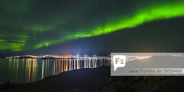 Nordlichter über der glühenden Stadt Nuuk; Nuuk  Sermersooq  Grönland