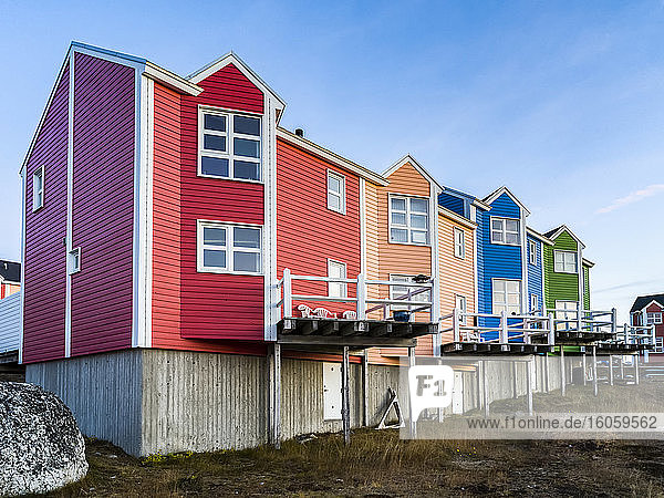 Bunte Fassade am Wohnhaus; Nuuk  Sermersooq  Grönland