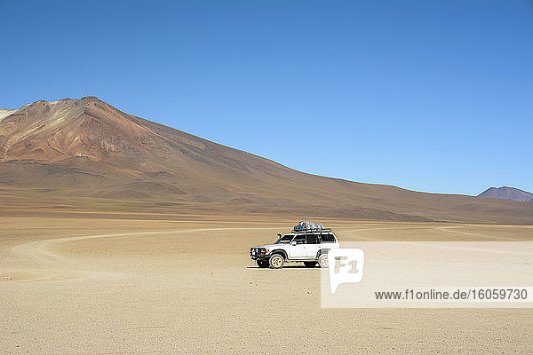 Ein Expeditions-4x4-Lastwagen in der Hochwüste Boliviens; Potosi  Sur Lipez  Bolivien