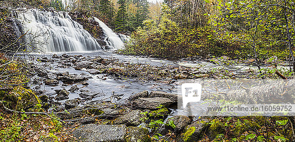 Kaskadenartige Wasserfälle in einem Wald mit herbstlich gefärbtem Laub; Thunder Bay  Ontario  Kanada