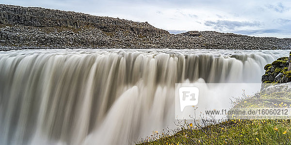 Dettifoss-Wasserfall  angeblich der zweitstärkste Wasserfall Europas nach dem Rheinfall; Nordurping  Nordost-Region  Island