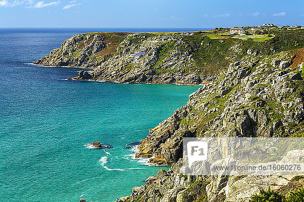 Felsklippen entlang der Küste mit blauem Himmel; Grafschaft Cornwall  England