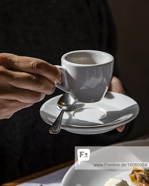 Espresso-Kaffee wird vor einem dunklen Hintergrund gehalten; Melbourne  Victoria  Australien