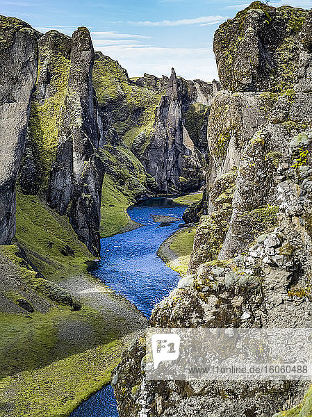 Fjadrargljufur ist eine großartige und massive Schlucht  etwa 100 Meter tief und etwa zwei Kilometer lang. Die Schlucht hat steile Wände; Skaftarhreppur  Südliche Region  Island