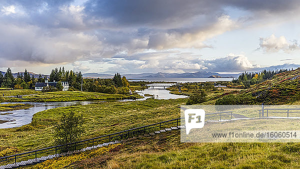 Thingvellir ist eine historische Stätte und ein Nationalpark. Er ist bekannt für das Althing  den Sitz des isländischen Parlaments aus dem 10. bis 18. Jahrhundert. Auf dem Gelände befinden sich die Thingvellir-Kirche und die Ruinen alter steinerner Unterkünfte. Der Park liegt in einem Grabenbruch  der durch die Trennung von 2 tektonischen Platten entstanden ist  mit felsigen Klippen und Spalten wie die riesige Almannagja-Verwerfung  Thingvellir-Nationalpark; Blaskogabygoo  Südliche Region  Island