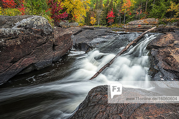 Wasser aus dem York River  das im Herbst über Wasserfälle im Algonquin-Provinzpark fließt; Ontario  Kanada