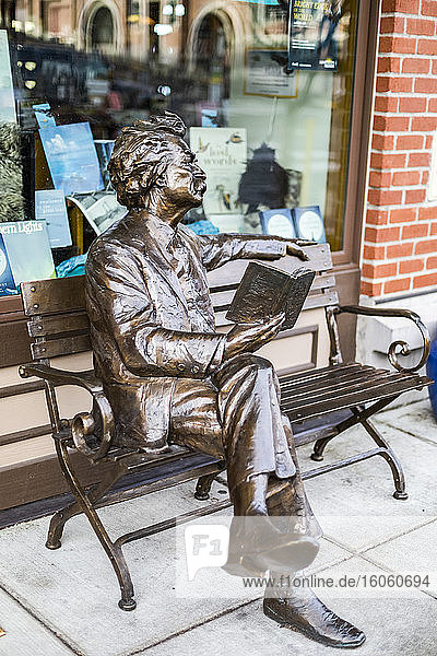 Skulptur von Mark Twain auf einer Bank beim Lesen eines Buches vor einer Buchhandlung; Fairhaven  Washington  Vereinigte Staaten von Amerika
