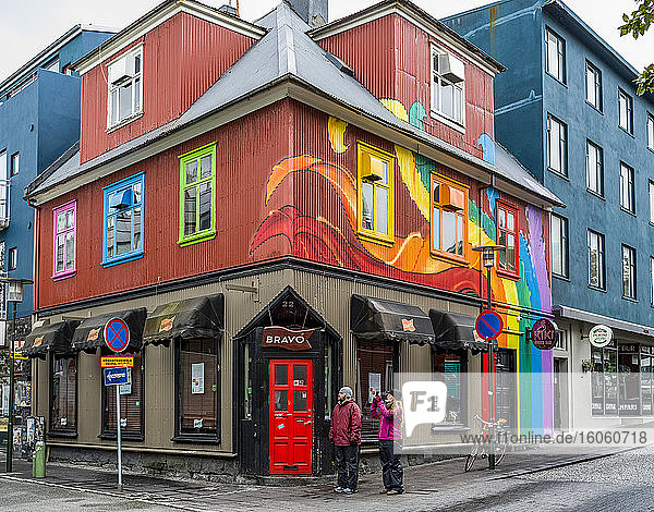 Farbenfrohe Muster auf der Fassade eines Einzelhandelsgebäudes an einer Straßenecke in Reykjavik  an der Küste Islands  der Hauptstadt und größten Stadt des Landes; Reykjavik  Reykjavik  Island; Reykjavik  Reykjavik  Island