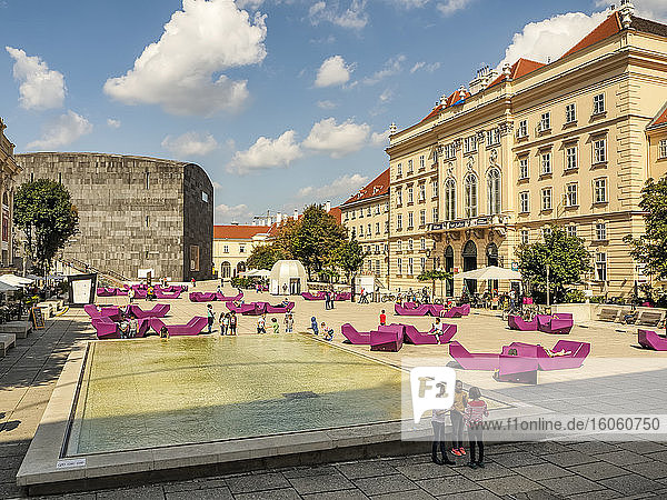 Museumsquartier  Ansicht des Gebäudes des Informationszentrums und des Mumok-Museums mit gepflastertem Platz; Wien  Österreich
