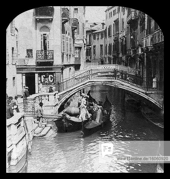 Viktorianische Menschen steigen in Venedig in ein Boot