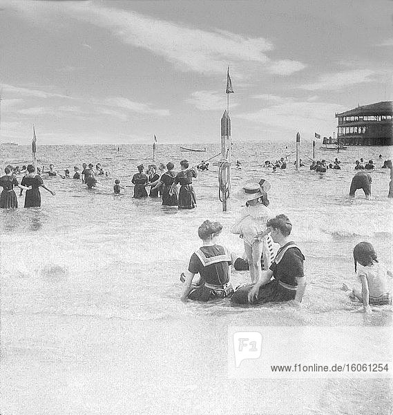 Kinder spielen auf dem Ozean auf Coney Island New York 1900