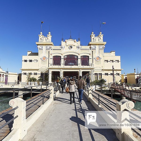 Touristen gehen auf Seebrücke zum ehemaligen Badehaus  Kurhaus im Jugendstil  Mondello bei Palermo  Sizilien  Italien  Europa