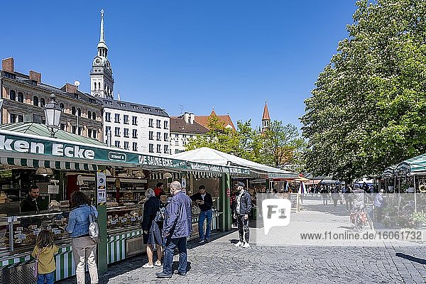 Viktualienmarkt mit Marktständen  hinten Turm der Peterskirche  München  Bayern  Deutschland  Europa