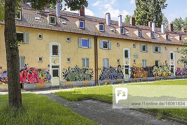 Graffiti Abrisshäuser an der Haldenseestraße  Ramersdorf  München  Oberbayern  Bayern  Deutschland  Europa