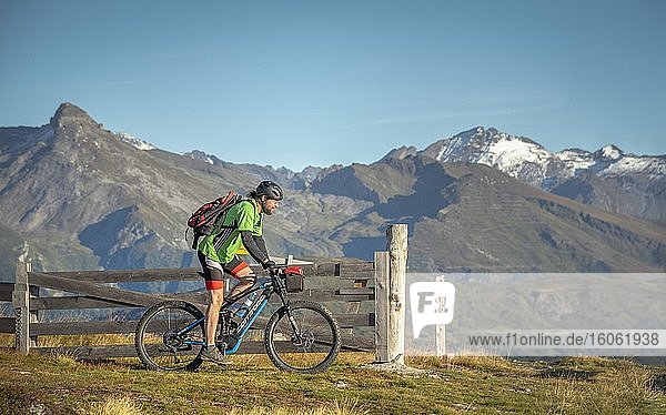 Mountainbiker  Ende 40  fährt mit eMTB auf Singletrail in herbstlich verfärbter Berglandschaft der Stubaier Alpen  Freizeitarena Bergeralm  Bikepark Tirol  Gries am Brenner  Tirol  Österreich  Europa