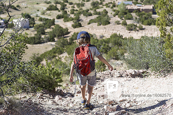 4-jähriger Junge wandert in der ländlichen Landschaft Lamy NM.