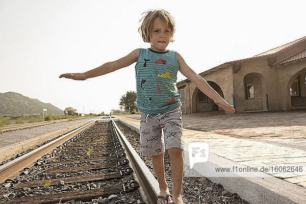 4 Jahre alter Junge balanciert auf der Bahnstrecke Lamy NM.