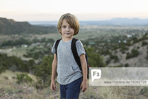 4 Jahre alter Junge wandert bei Sonnenuntergang Lamy NM