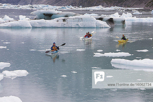 Seekajakfahrer paddeln in einer Gletscherlagune an einem Gletscherendpunkt an der Küste Alaskas