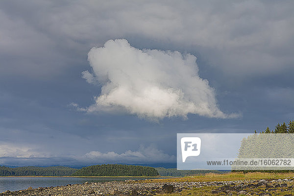 Dramatische Sturmwolken über der abgelegenen Küstenlinie des Muir Inlet Glacier Bay National Park und Preserve Alaska