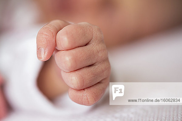 Hand eines Neugeborenen