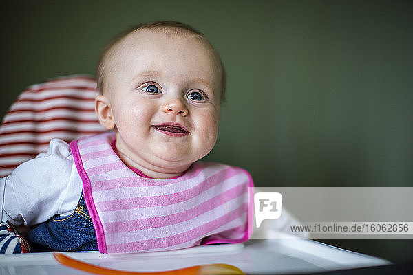 Porträt eines lächelnden Babys im Hochstuhl