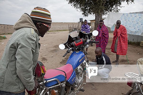 Von Massai-Männern betriebenes Boda-Boda-Motorradtaxi im Dorf Oliolomutia in der Nähe des Masai Mara-Naturreservats  Kenia.