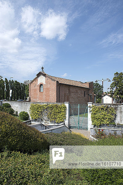 Italien  Lombardei  Mailand  Chiesa Rossa  alte Kirche und Park