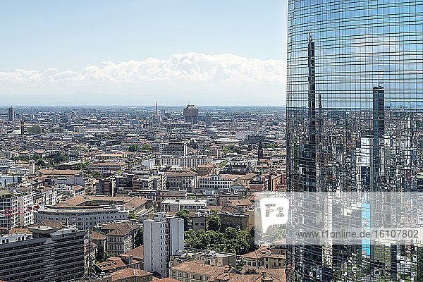 Italien  Lombardei  Mailand  Stadtbild mit Reflexion über den Unicredit-Turm