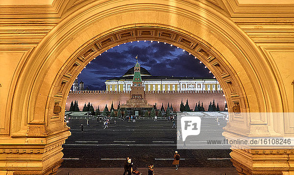 Moskau  Russland. Blick auf das Lenin-Mausoleum und den Kreml durch eine der Arkaden des Einkaufszentrums GUM auf dem Roten Platz  dem Wahrzeichen Moskaus.
