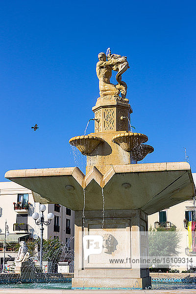 Italien  Apulien  Mola di Bari  Brunnen auf der Piazza XX settembre.