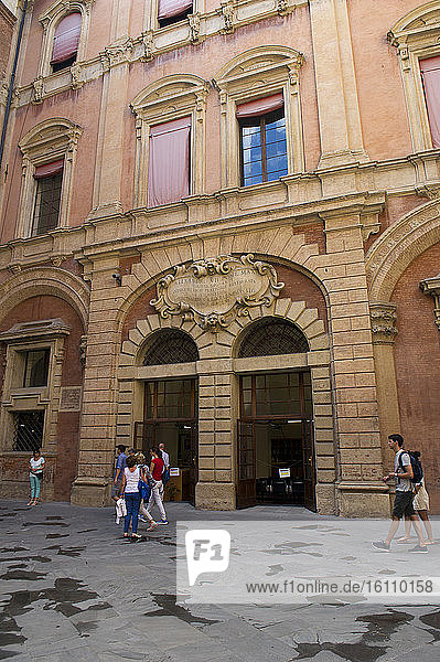 Europa  Italien  Emilia-Romagna  Bologna. Der Palazzo d'Accursio ist das 1290 erbaute Rathaus von Bologna mit Blick auf die Piazza Maggiore  heute Sitz der Stadtverwaltung von Bologna  Italien.