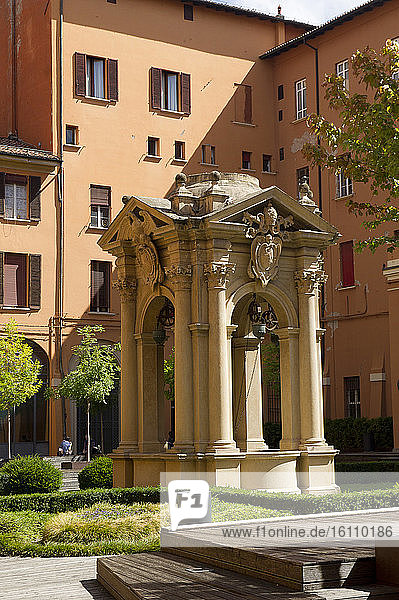 Europa  Italien  Emilia-Romagna  Bologna. Der Palazzo d'Accursio ist das 1290 erbaute Rathaus von Bologna mit Blick auf die Piazza Maggiore  heute Sitz der Stadtverwaltung von Bologna  Italien.
