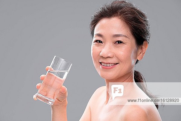 Die Frau zum Wasser trinken