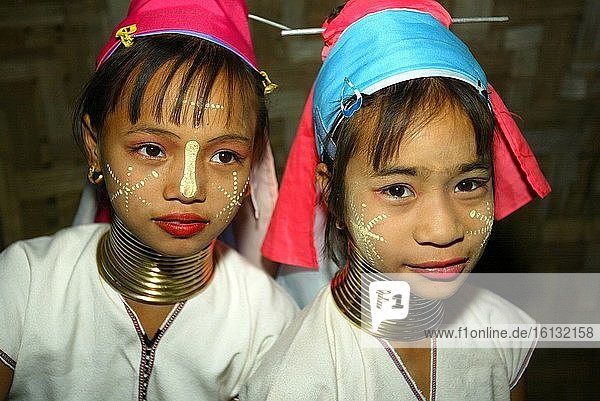 Longneck-Mädchen beim jährlichen Wasser- und Geisterfest der Karen im Dorf Huai Suea Thao in der Nähe von Mae Hong Son  Nordthailand