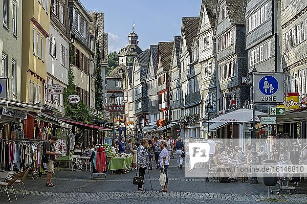 Einkaufsstraße mit historischen Fachwerkhäusern  Geschäften  Cafés  Restaurants  Hauptstraße  Altstadt  Herborn  Lahn-Dill-Kreis  Hessen  Deutschland  Europa