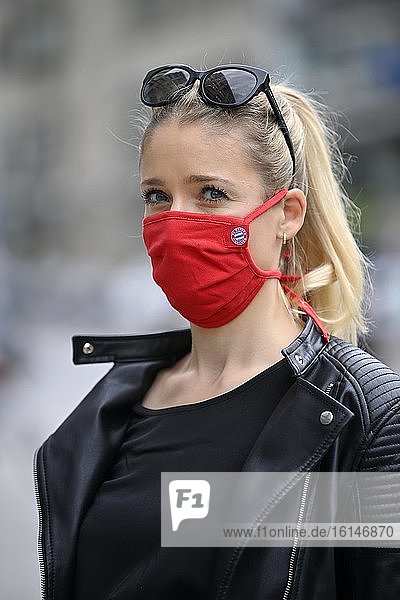 Bayern-Fan  Frau trägt Mundschutzmaske des FC Bayern München  rot  Portrait  Corona-Krise  Deutschland  Europa