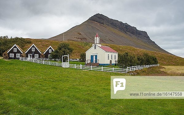 Kirche und Graßodenhäuser  alter Pfarrhof Hrafnseyri  Westfjorde  Nordwestisland  Island  Europa